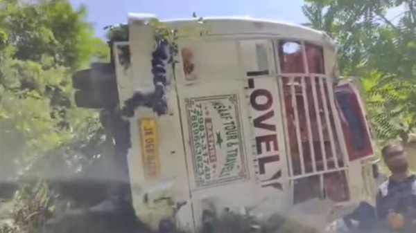 Xe buýt lao xuống vực sâu 61 mét khiến 11 người thương vong-1