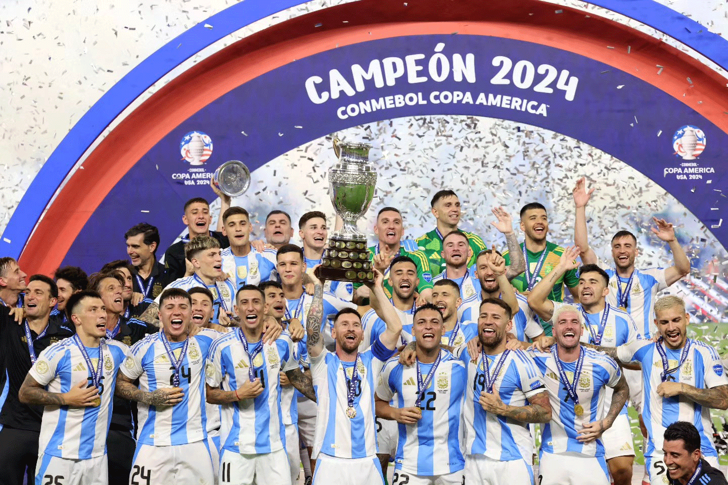 Messi bật khóc nức nở khi bỏ dở trận chung kết Copa America 2024-9