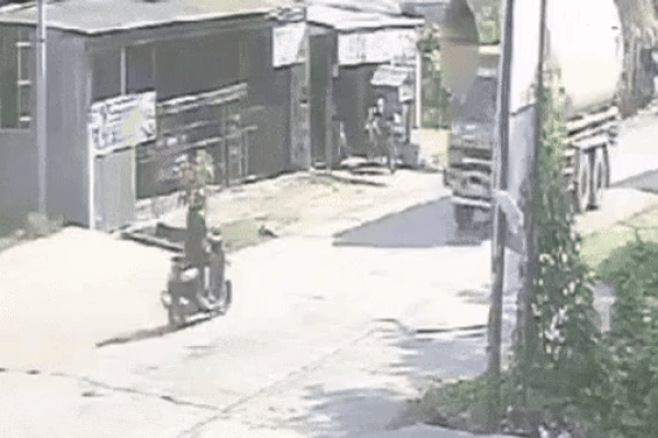 Clip: Tông trực diện vào đầu xe tải, xe máy bị kéo lê 10m