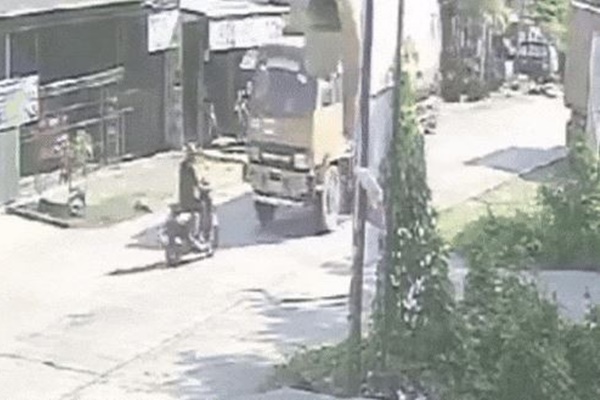 Clip: Tông trực diện vào đầu xe tải, xe máy bị kéo lê 10m-1