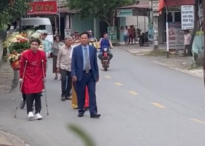  Đám hỏi vượt ngàn chông gai gây sốt mạng với cảnh chú rể chống nạng đi hỏi vợ-1