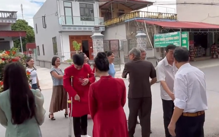 ​​​​​​​ Đám hỏi vượt ngàn chông gai gây sốt mạng với cảnh chú rể chống nạng đi hỏi vợ-2