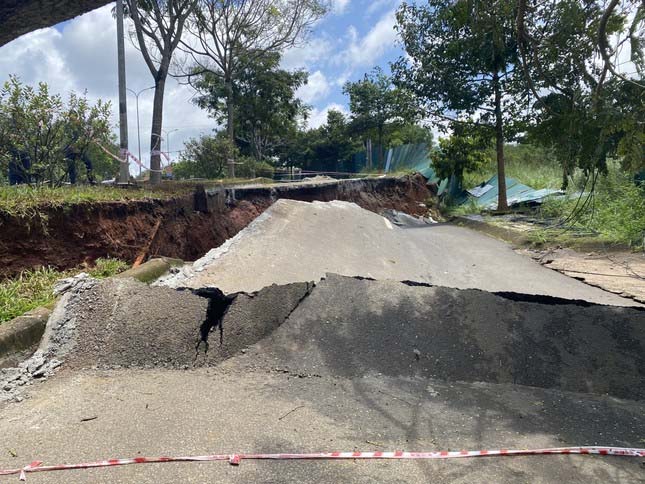 Bé trai tử vong khi ra đường tắm mưa, Đắk Nông cảnh báo sạt lở ngập lụt-1