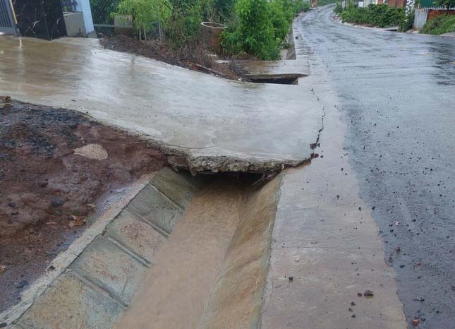 Bé trai tử vong khi ra đường tắm mưa, Đắk Nông cảnh báo sạt lở ngập lụt-2