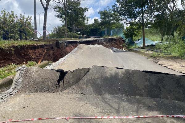 Đang cháy lớn tại xưởng gỗ 3.000m2 ở Bình Dương, khói đen kịt một vùng-4