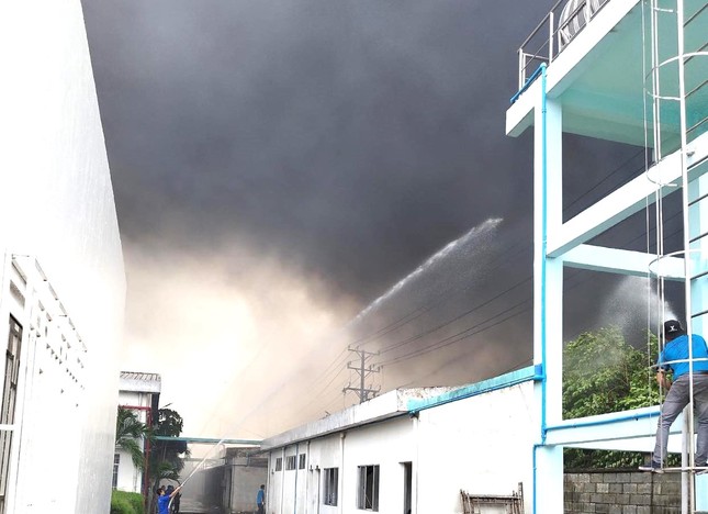 Đang cháy lớn tại xưởng gỗ 3.000m2 ở Bình Dương, khói đen kịt một vùng-2