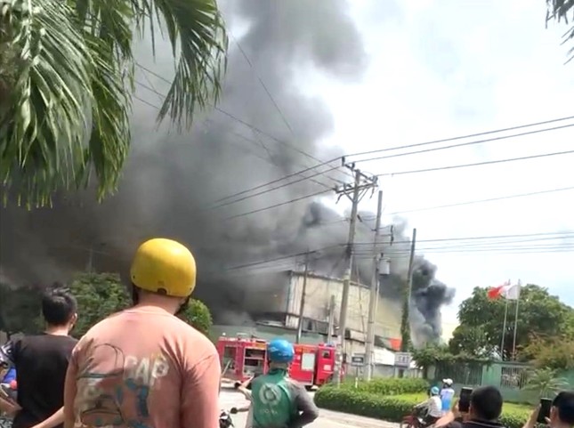 Đang cháy lớn tại xưởng gỗ 3.000m2 ở Bình Dương, khói đen kịt một vùng-3