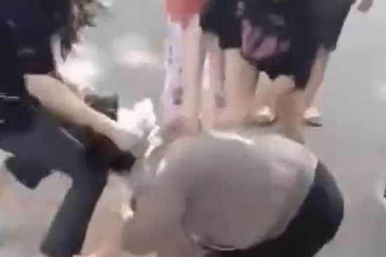 Xác minh clip bé gái bị 'đánh hội đồng' nằm chịu trận giữa đường