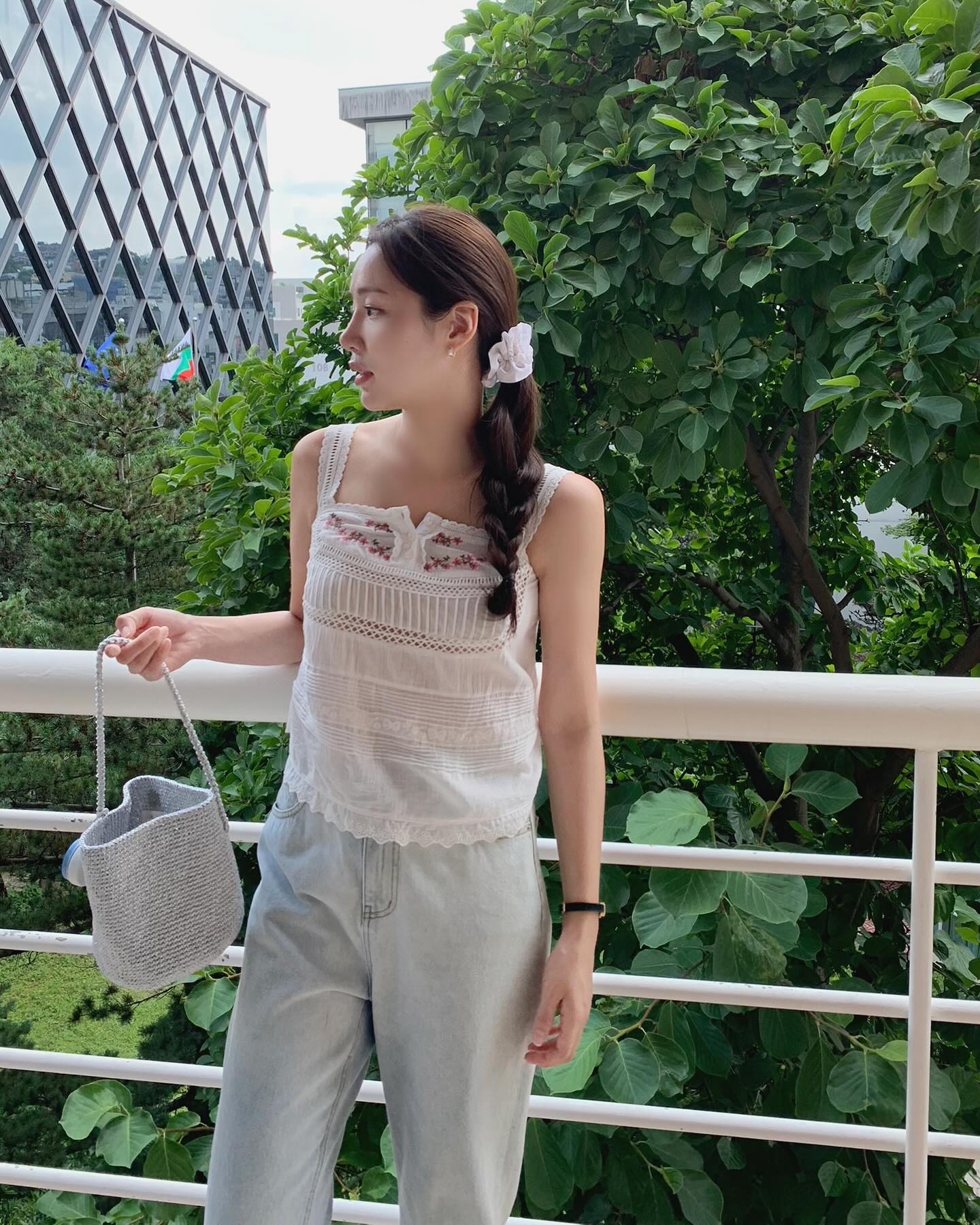 Gợi ý 10 bộ trang phục denim trẻ trung và nổi bật cho chuyến du lịch-5