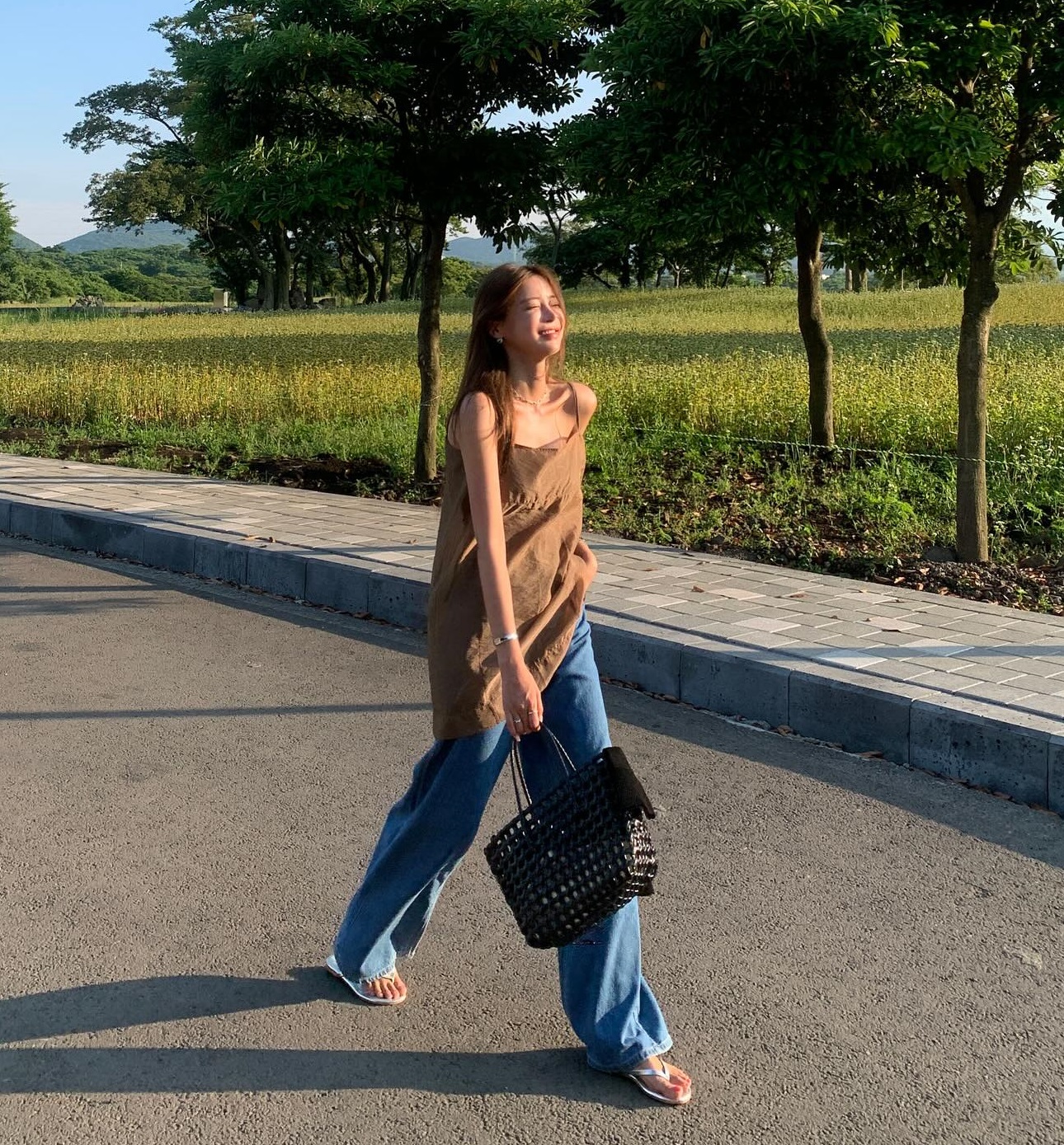 Gợi ý 10 bộ trang phục denim trẻ trung và nổi bật cho chuyến du lịch-7