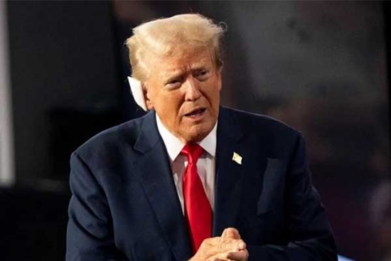 Ông Trump băng tai xuất hiện trước công chúng sau vụ bị bắn