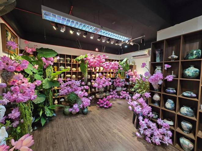 Chị đẹp Hà Thành biến nhà thành rừng hoa nhiệt đới với 1.000 bông sen Nghi Lương-4