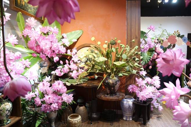 Chị đẹp Hà Thành biến nhà thành rừng hoa nhiệt đới với 1.000 bông sen Nghi Lương-7