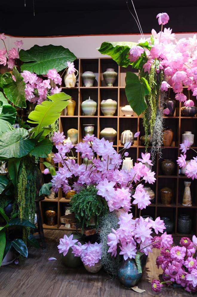 Chị đẹp Hà Thành biến nhà thành rừng hoa nhiệt đới với 1.000 bông sen Nghi Lương-11