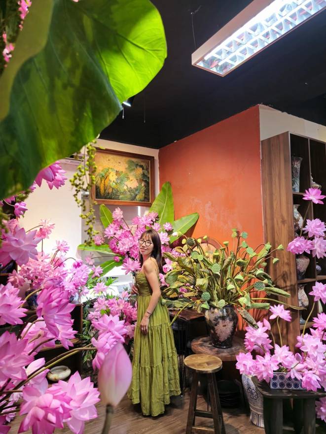 Chị đẹp Hà Thành biến nhà thành rừng hoa nhiệt đới với 1.000 bông sen Nghi Lương-15