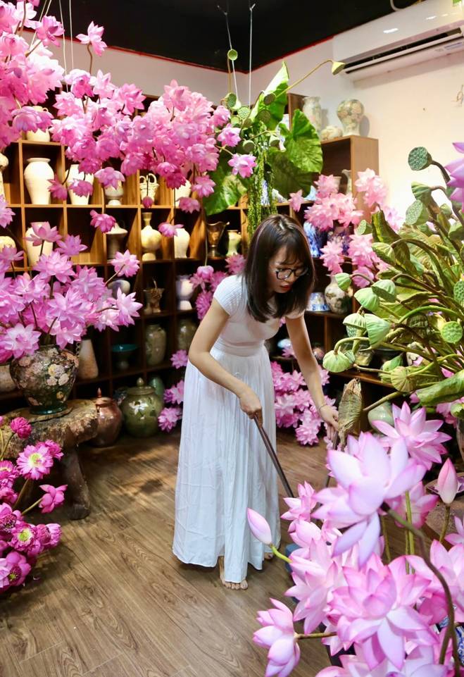 Chị đẹp Hà Thành biến nhà thành rừng hoa nhiệt đới với 1.000 bông sen Nghi Lương-16