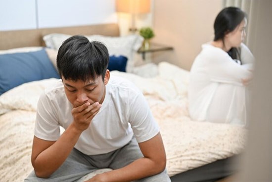 Vứt quà quê của mẹ vào thùng rác, chàng rể hối hận nghe câu nói của vợ