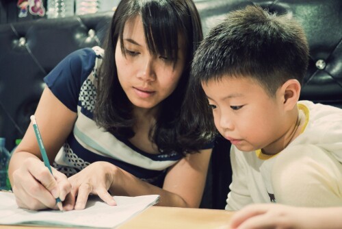 Tan làm về nhà lúc 10 giờ tối, tôi điếng người thấy vợ ngất xỉu trong phòng ngủ, con trai đứng vỗ tay-1