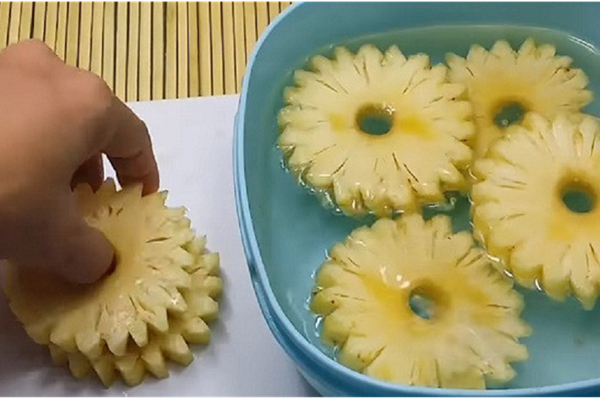 Tắt đèn nghe tiếng muỗi kêu vo ve nhưng bật đèn lên lại không thấy, tại sao vậy?-4