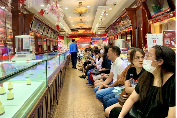 Cửa hàng nhận khách mua vàng nhẫn chỉ trong 30 phút, người dân lo mất lượt-1