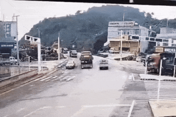 Clip: Bị xe tải đâm trúng, xe buýt lao xuống bờ kè