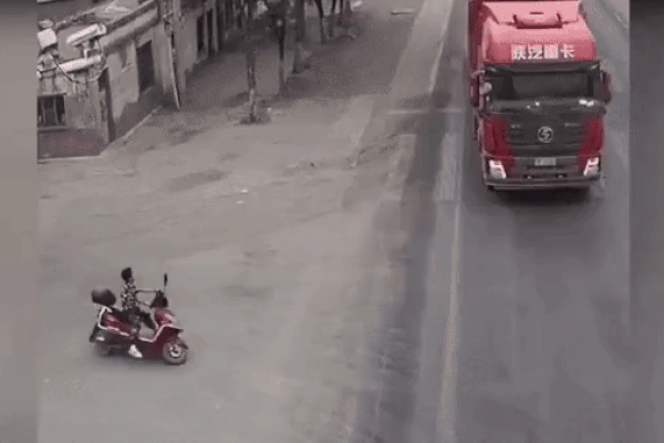 Clip: Bé trai 12 tuổi suýt mất mạng dưới bánh xe đầu kéo