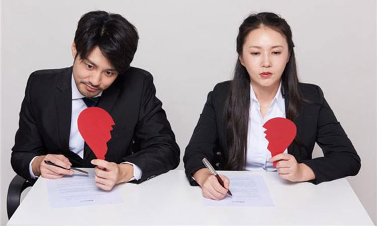 Thà chia tay còn hơn gánh nợ cá độ cho chồng-1
