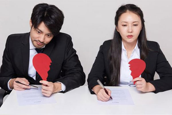 Con dâu sửng sốt phát hiện bí mật của bố chồng khi chứng kiến hành động này của ông-2