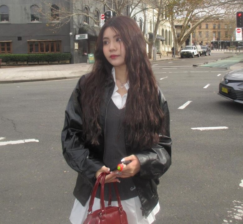 Qua vài bức ảnh khi xuất ngoại, hai ái nữ nhà Quyền Linh cho thấy quan điểm trái ngược, chứng tỏ cách dạy của bố mẹ-5