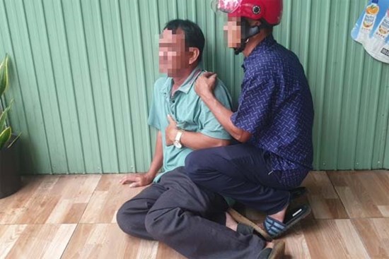 Cha khóc ngất tại hiện trường con trai tử vong do tai nạn giao thông