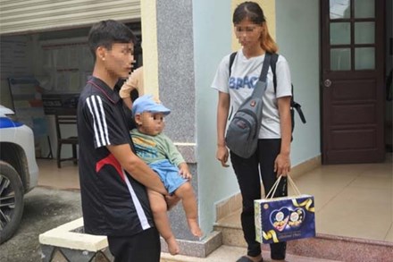Vụ vợ chồng trẻ bị lừa, ôm con nhỏ đi bộ từ Bình Dương về Tuyên Quang: Truy tìm chủ thầu xây dựng