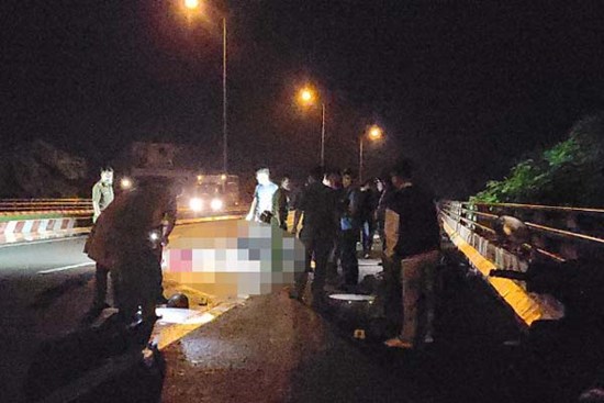 3 thanh niên tử vong trên cầu bên xe máy, công an tìm ra xe đầu kéo gây tai nạn