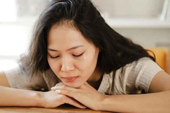 Lắp camera giấu kín, phát hiện chồng 'chat' nhạy cảm với người quen