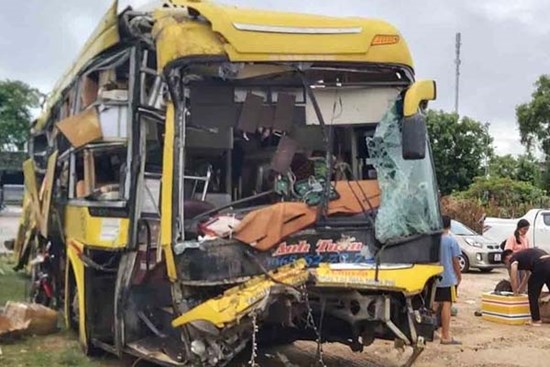 Xe khách và xe tải tông nhau khiến 30 hành khách 