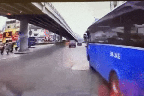 Xe buýt vượt ẩu, húc văng xe máy dưới cầu vượt ở cửa ngõ sân bay Tân Sơn Nhất