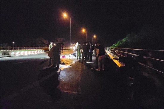 Vụ 3 thi thể trên cầu vượt ở Cần Thơ: Các nạn nhân có quan hệ họ hàng