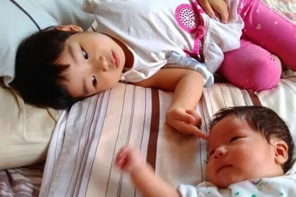 Vừa sinh được 2 tháng, Thu Quỳnh muốn đi làm trở lại, yên tâm giao ái nữ cho con trai lớn chăm sóc-5