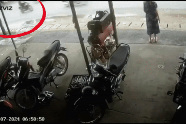 Video: Xót xa cảnh người phụ nữ đang đi bộ trên vỉa hè thì bất ngờ bị xe máy tông trúng