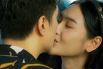 Nữ diễn viên kém 18 tuổi nói về nụ hôn với Việt Anh