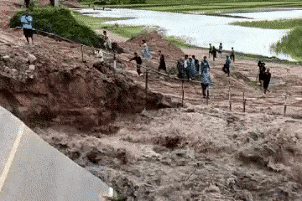 Clip: Vỡ đập gây ra lũ lụt nghiêm trọng ở Thái Lan
