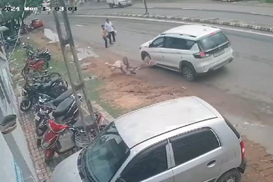 Clip: Đang đi bộ trên đường, người phụ nữ bị ô tô tông văng