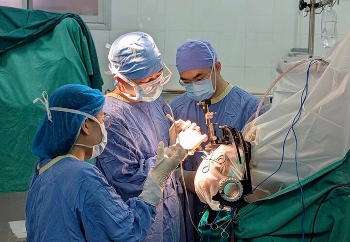 Ca phẫu thuật chấm dứt 7 năm run rẩy cho người phụ nữ bị Parkinson-1
