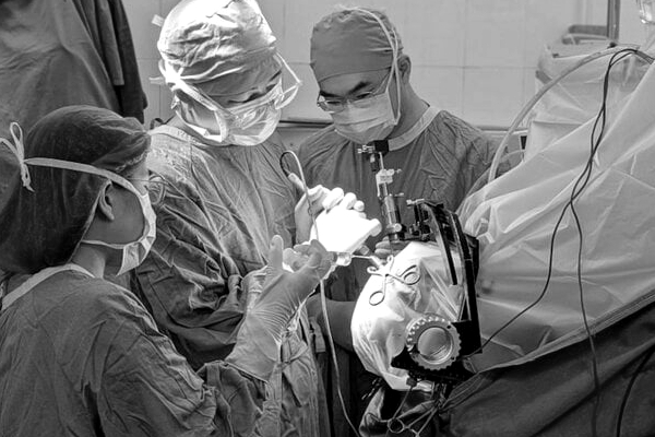 Ca phẫu thuật đặc biệt cho thanh niên 17 tuổi cơ thể cong như con tôm-12