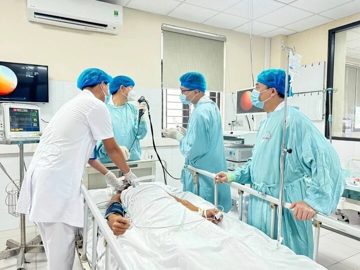 Bị cọc tre đâm vào tay, cơ thể người đàn ông cứng như khúc gỗ, phải cấp cứu-1