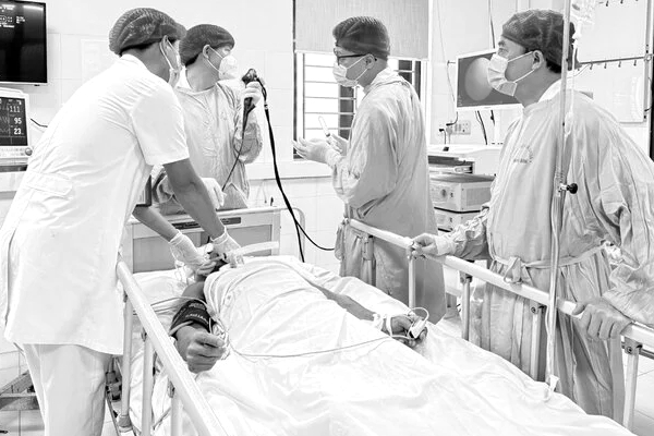 Ôm con gái đi cấp cứu, cha mẹ bất ngờ khi biết nguyên nhân-2