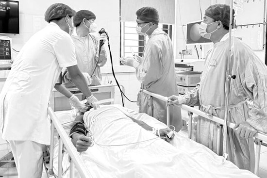 Bị cọc tre đâm vào tay, cơ thể người đàn ông cứng như khúc gỗ, phải cấp cứu