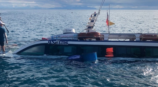 Chìm ca nô có 23 người trên biển Cù Lao Chàm-1