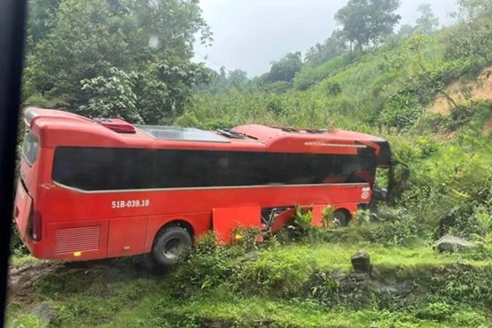 Xe khách BKS của TP HCM chở 38 người, mất phanh lao vào taluy dương ở Sa Pa