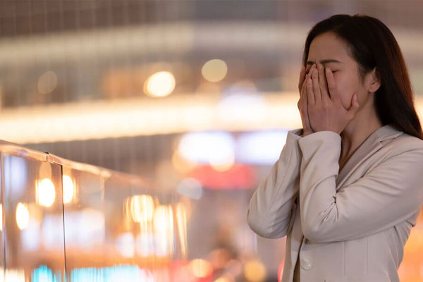 Đang cùng tình cũ trả phòng ở lễ tân khách sạn, vợ lặng người khi nhận món đồ chồng gửi đích danh-2