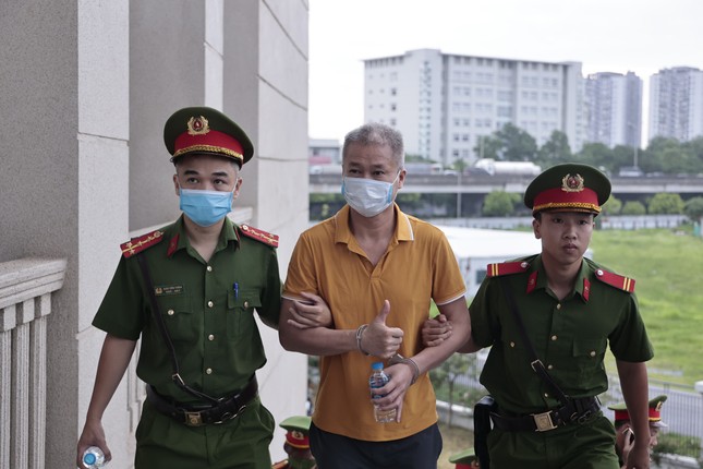 Hình ảnh dẫn giải cựu Chủ tịch Tập đoàn FLC Trịnh Văn Quyết ra tòa-3